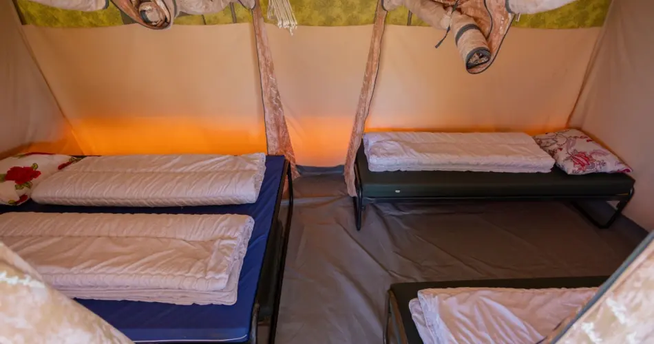 Slaapgedeelte sunlodge tent vijf personen ameland