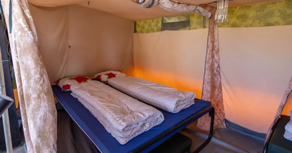Slaapkamer sunlodge tent tweepersoonsbed ameland
