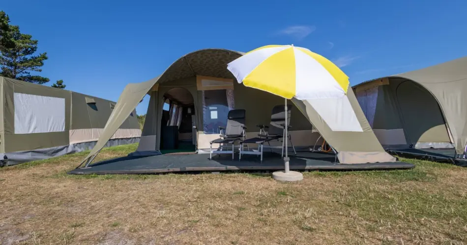 Sunlodge tent met terras en parasol ameland