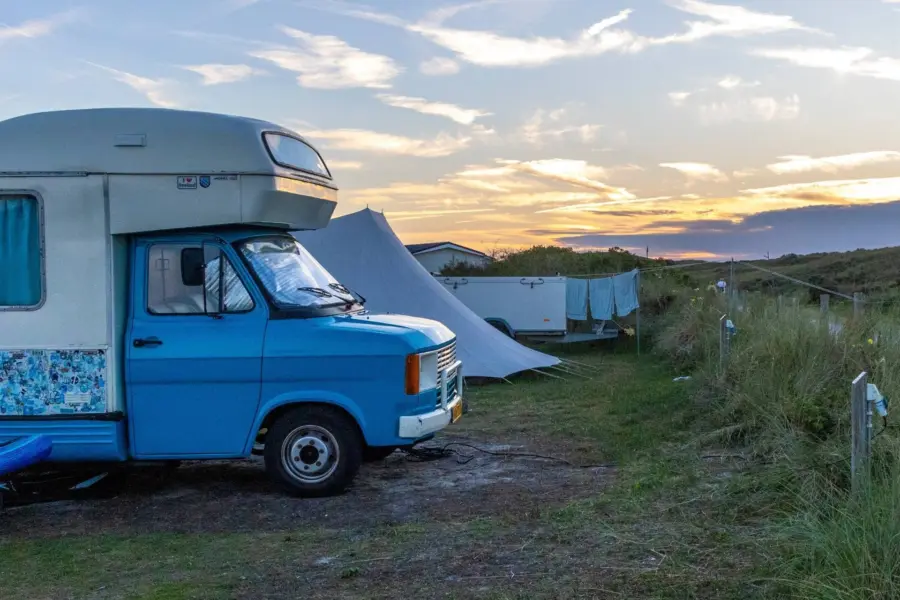Camper zonsondergang strandcamping duinoord