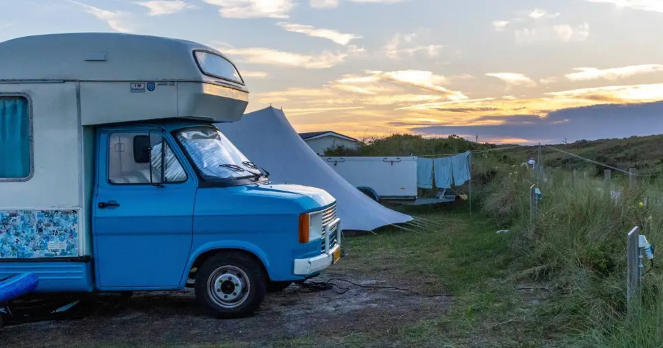 Camper zonsondergang strandcamping duinoord