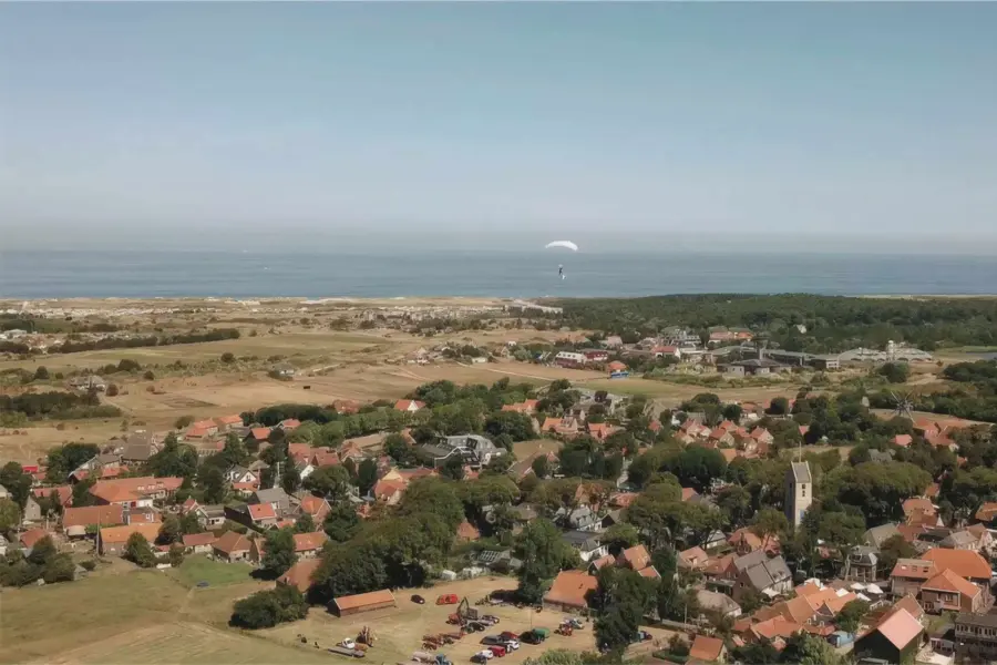 Luchtfoto parachutist nes skydive ameland