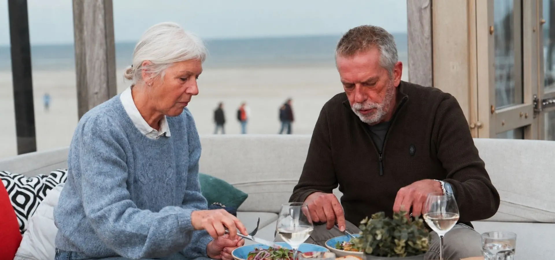 Stel eten strandtent ameland