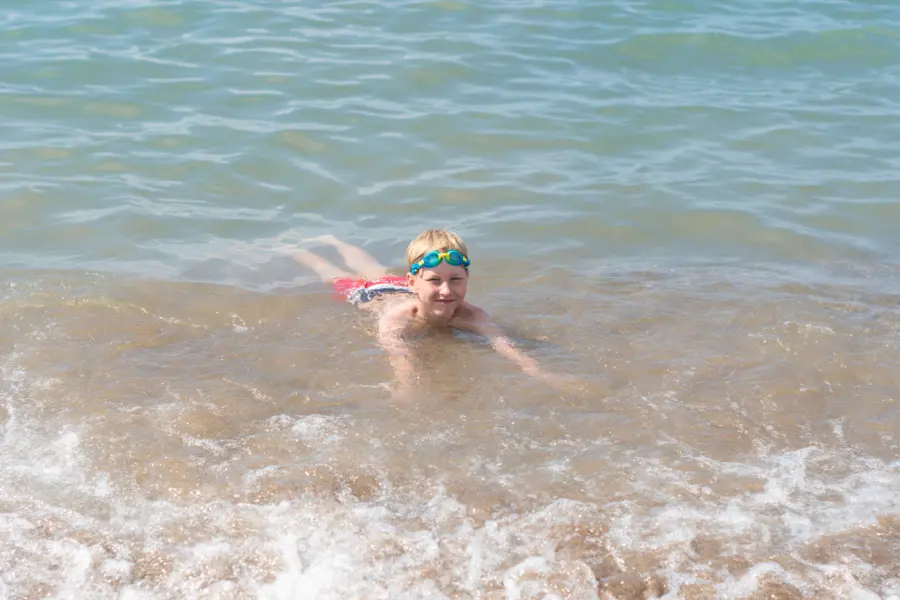Kind zwemt in de zee