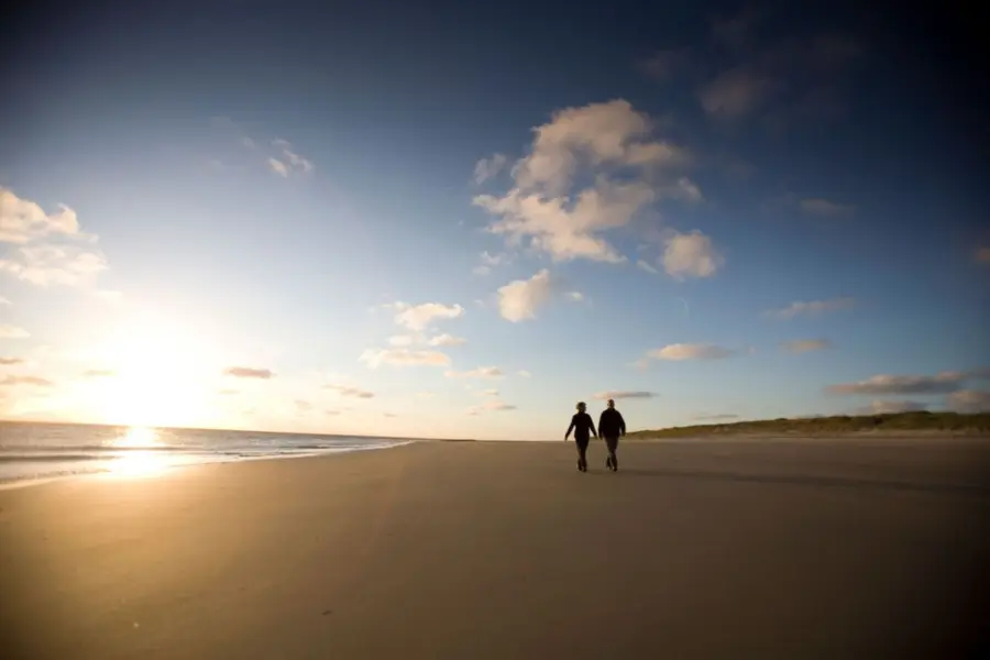 Stel wandelen strand ameland zonsondergang
