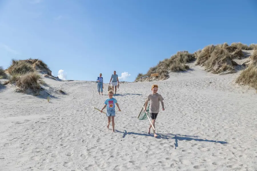 Strand ameland duinen gezin