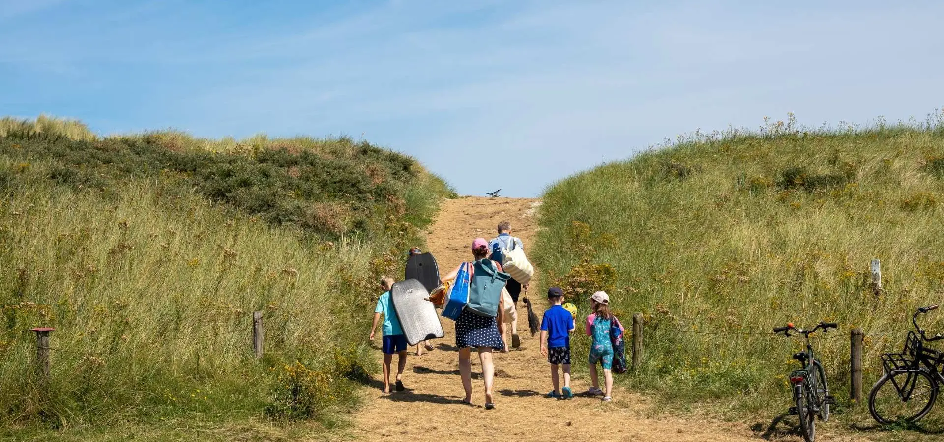 Gezin wandelen strandpad duinen Ameland