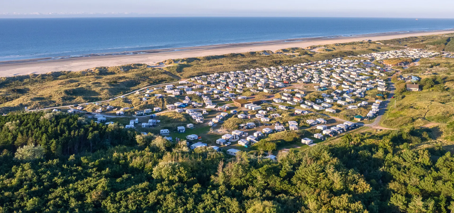 Luchtfoto strandcamping Duinoord in Nes direct aan zee