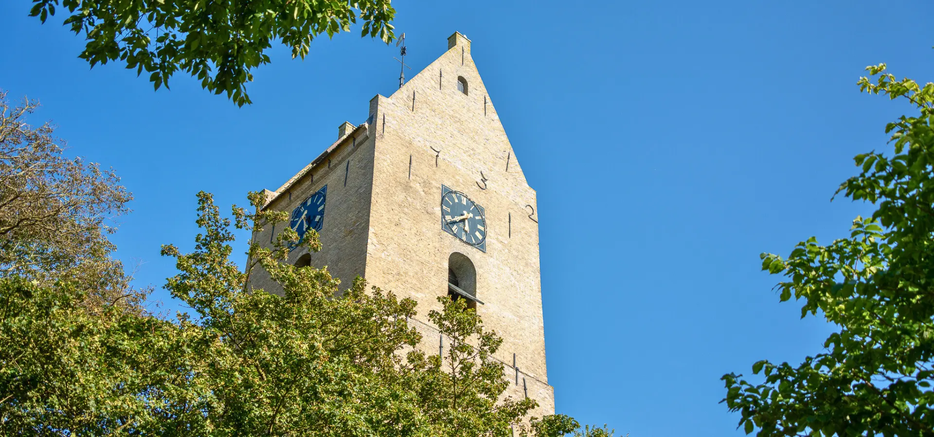 Kerktoren in Nes Camping Duinoord op Ameland