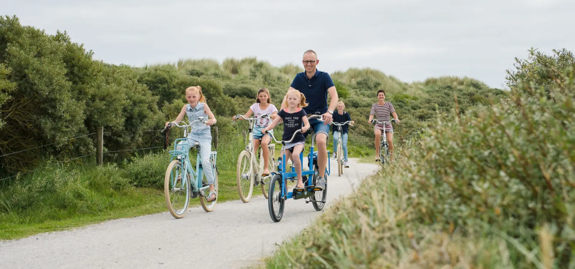 Fietsen gezin duinen ameland