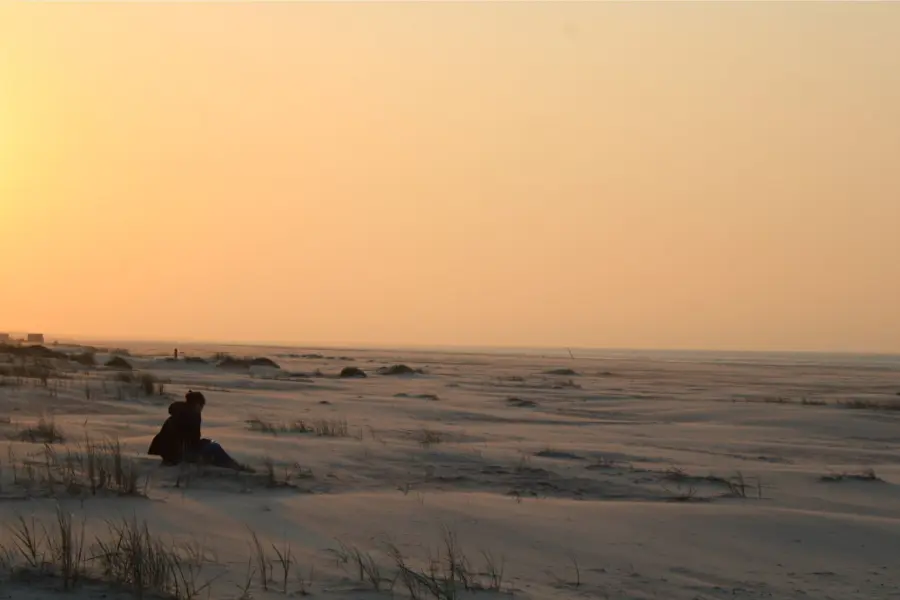 Zonsondergrang strand vrouw