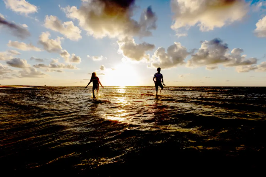 Kinderen rennen door zee