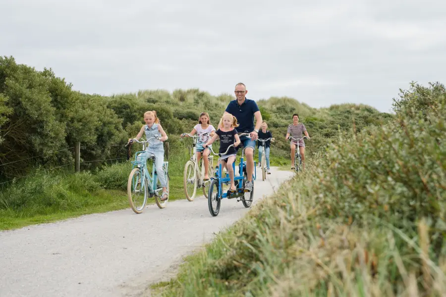 Fietsen gezin duinen ameland